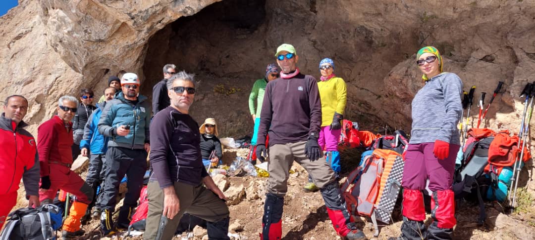 اولین تصاویر از پایین آمدن کوهنوردان گرفتار شده در ارتفاعات دنا