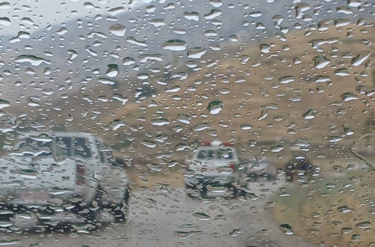 سفر یک روز فرماندار گچساران و مسئولان ادارات در هوای بارانی از روستاهای بویراحمد گزمسیری