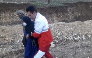 نجات جان زن ۵۵ ساله دیشموکی توسط امدادگران جمعیت هلال احمر کهگیلویه+تصاویر