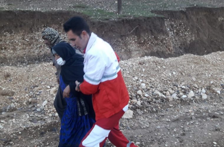 نجات جان زن ۵۵ ساله دیشموکی توسط امدادگران جمعیت هلال احمر کهگیلویه+تصاویر