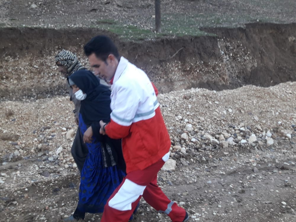 نجات جان زن ۵۵ ساله دیشموکی توسط امدادگران جمعیت هلال احمر کهگیلویه+تصاویر نجات جان زن ۵۵ ساله دیشموکی توسط امدادگران جمعیت هلال احمر کهگیلویه+تصاویر