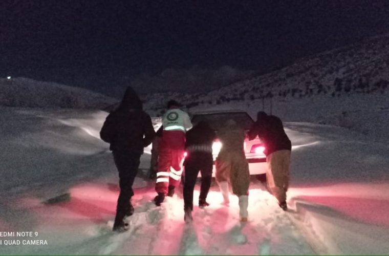 نجات جان ۷ نفر گرفتار شده در برف و کولاک منطقه طسوج توسط امدادگران هلال احمر کهگیلویه و بویراحمد+تصاویر