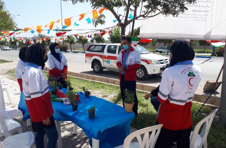 میزبانی جوانان هلال احمر کهگیلویه و بویراحمد از مسافرین نوروزی+تصاویر