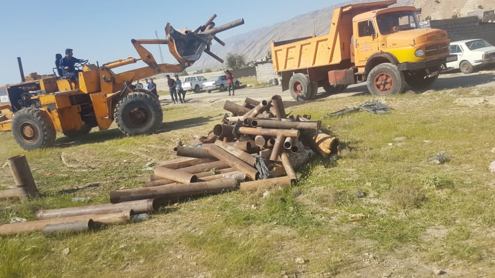 کشف لوله های سرقت شده شرکت نفت در انبار ضایعاتی در شهرستان گچساران+تصاویر