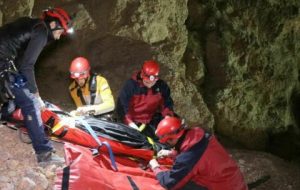 تلاش نجاتگران جمعیت هلال احمر شهرستان دنا برای نجات کوهنورد زن ۴۰ساله در ارتفاع ۴۴۰۹ متری قله حوض دال