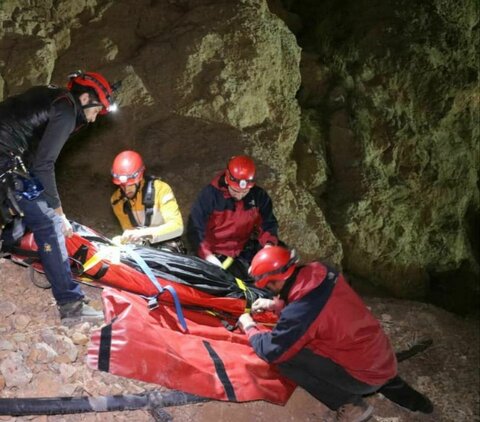 تلاش نجاتگران جمعیت هلال احمر شهرستان دنا برای نجات کوهنورد زن ۴۰ساله در ارتفاع ۴۴۰۹ متری قله حوض دال