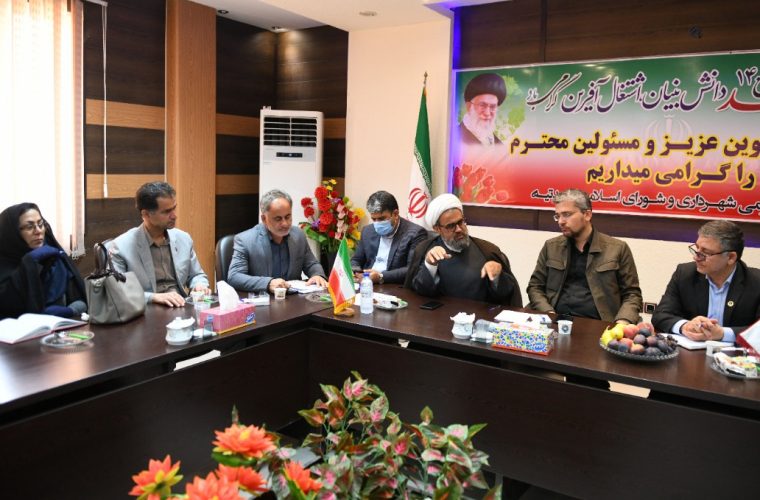 دیدار مدیرعامل شرکت نفت گچساران با مسوولان شهر وحدتیه/نفت خود را خادم مردم می داند