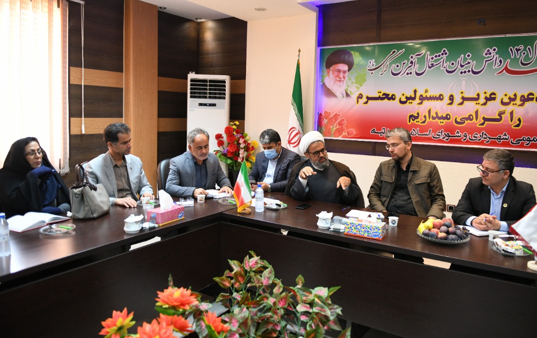 دیدار مدیرعامل شرکت نفت گچساران با مسوولان شهر وحدتیه/نفت خود را خادم مردم می داند