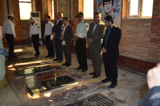 غبارروبی گلزار شهدای گچساران به مناسبت هفته گردشگری 