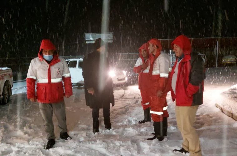 امدادرسانی هلال احمر به ۶۲۴ نفر گرفتار در برف و کولاک شب گذشته کهگیلویه و بویراحمد طی انجام ۱۵۶ عملیات امداد و نجات .  حضور شبانه روزی ۱۰۰ نیروی عملیاتی امداد و نجات جمعیت هلال احمر استان کهگیلویه و بویراحمد و پوشش ۱۵۶ حادثه متاثر از برف و کولاک شب گذشته