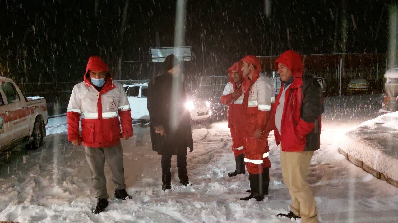 امدادرسانی هلال احمر به ۶۲۴ نفر گرفتار در برف و کولاک شب گذشته کهگیلویه و بویراحمد طی انجام ۱۵۶ عملیات امداد و نجات .  حضور شبانه روزی ۱۰۰ نیروی عملیاتی امداد و نجات جمعیت هلال احمر استان کهگیلویه و بویراحمد و پوشش ۱۵۶ حادثه متاثر از برف و کولاک شب گذشته