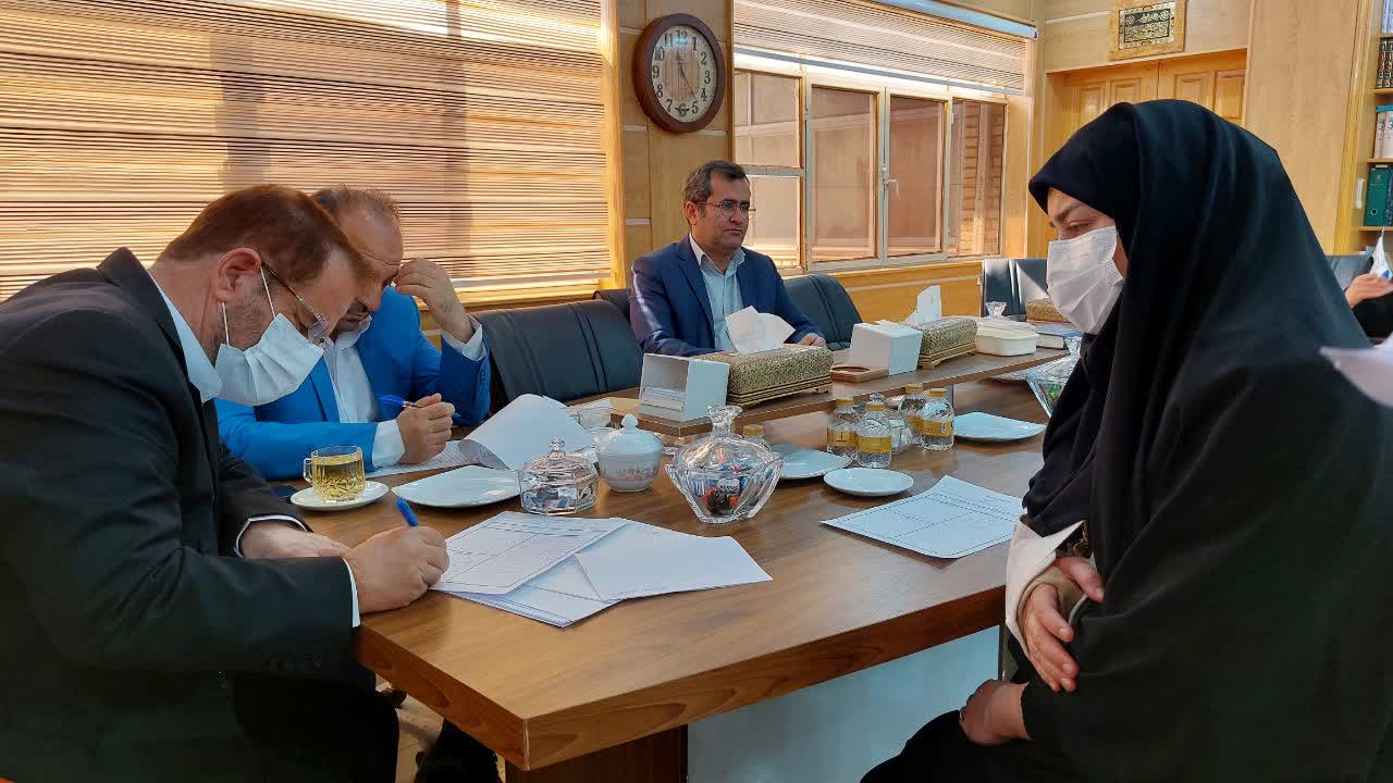 حواشی ملاقات‌های مردمی استاندار کهگیلویه وبویراحمد از عذرخواهی استاندار بابت زیاد ماندن مردم  در نوبت ملاقات با آن تا دستور رفع مشکلات حوزه مسکن به معاون خود 