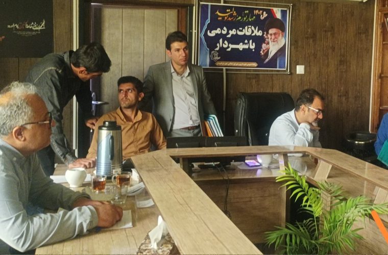 عمل جهادی شهردار دوگنبدان در ملاقات حضوری با مردم  شهردار با وجود نبود برق و افزایشی دما هوا به وظیفه خود عمل کرد 