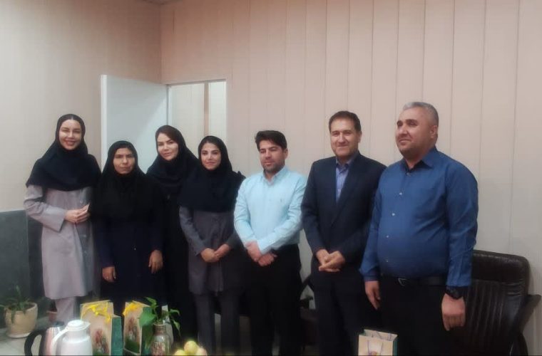 به مناسبت ٨شهریور   ماه  روز اورژانس اجتماعی ۱۲۳ رئیس بهزیستی گچساران با حضور در محل اورژانس اجتماعی ۱۲۳از کارمندان آن بخش تجلیل کرد.