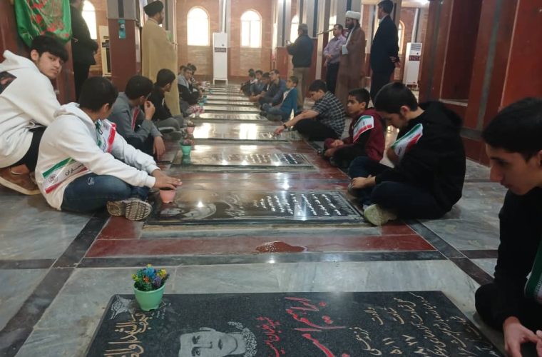 با دعوت دفتر امام جمعه و اداره تبلیغات اسلامی صورت گرفت  تجلیل از دانش آموزانی که در مراسم معنوی اعتکاف حضور داشتند