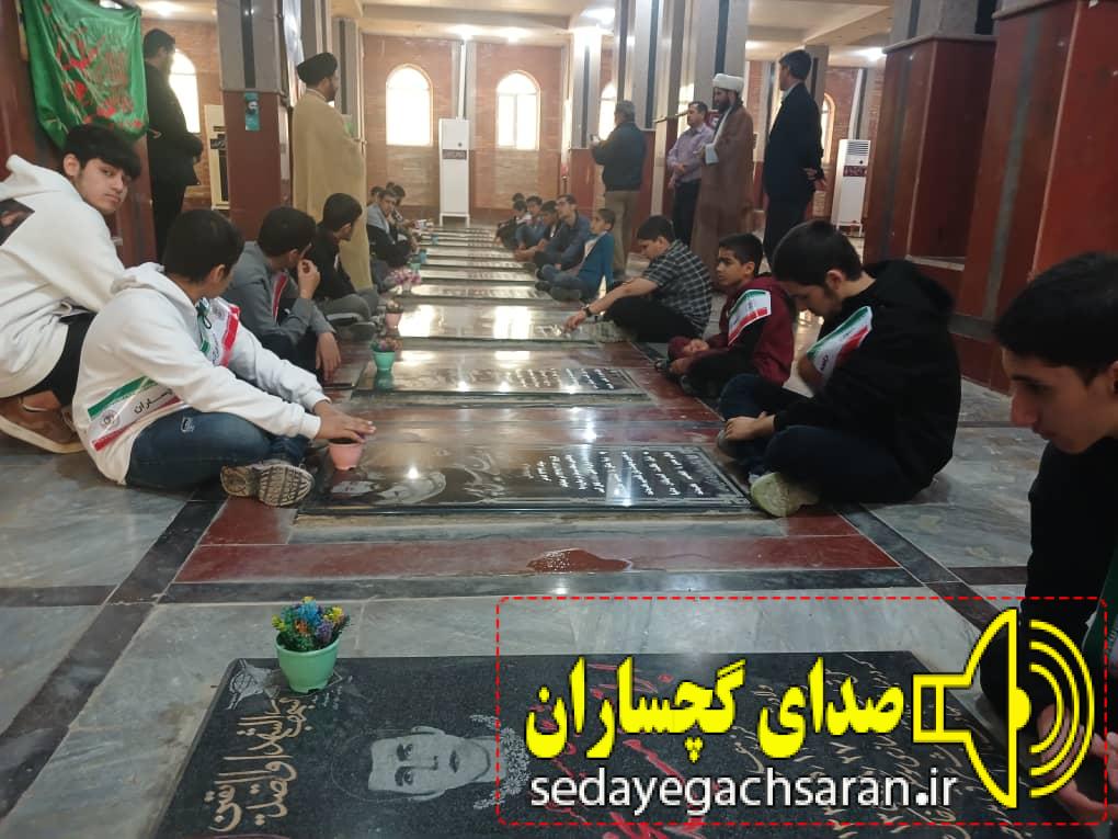 با دعوت دفتر امام جمعه و اداره تبلیغات اسلامی صورت گرفت  تجلیل از دانش آموزانی که در مراسم معنوی اعتکاف حضور داشتند