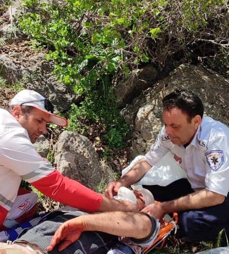 عملیات ۳ ساعته اورژانس ۱۱۵ و هلال احمر جهت نجات جان مصدوم سقوط از ارتفاع