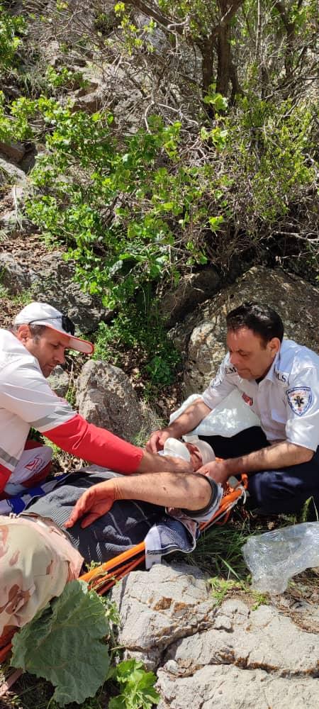 عملیات ۳ ساعته اورژانس ۱۱۵ و هلال احمر جهت نجات جان مصدوم سقوط از ارتفاع