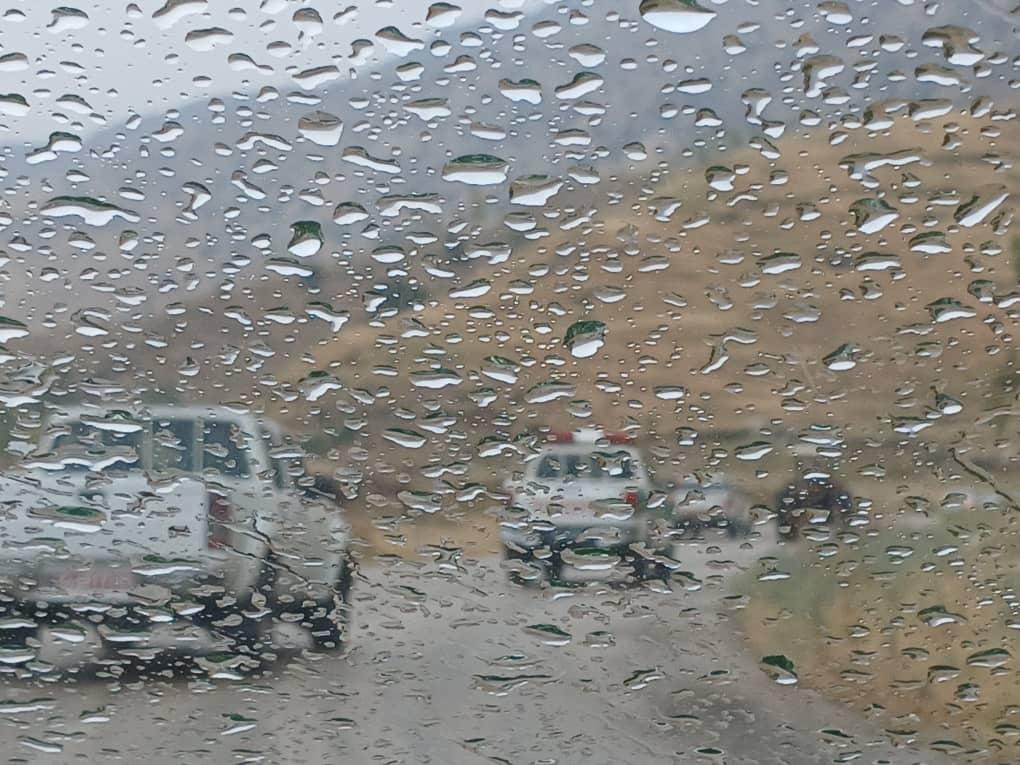 سفر یک روز فرماندار گچساران و مسئولان ادارات در هوای بارانی از روستاهای بویراحمد گزمسیری