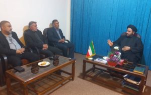  شهردارو رئیس شورای شهر و جمعی از اعضای شورای شهر دوگنبدان با امام جمعه گچساران به مناسبت ۵ مرداد اقامه اولین نماز جمعه کشور دیدار کردند