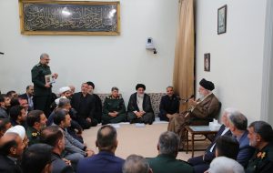 رهبر انقلاب در دیدار اعضای ستاد کنگره ملی شهدای استان کهگیلویه و بویراحمد:  بزرگداشت شهدا، زنده نگه داشتن ایستادگی در مقابل جنگ روانی دشمن است 🔹جوانان دوران دفاع مقدس، با تمام وجود در مقابل جنگ روانی دشمن ایستادند