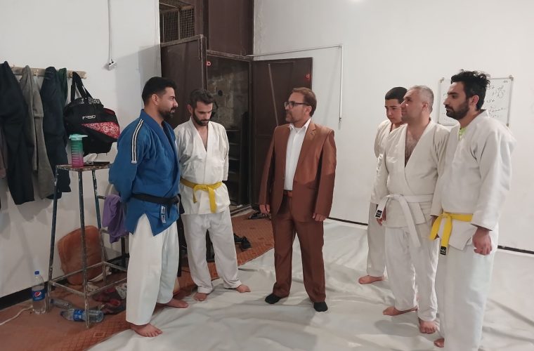 سرپرست اداره ورزش و جوانان با توجه به در پیش بودن روز جهانی نابینایان به دیدار این قشر رفت و از نزدیک مشکلات آنان را بررسی کرد. سرپرست اداره ورزش و جوانان با توجه به در پیش بودن روز جهانی نابینایان به دیدار این قشر رفت و از نزدیک مشکلات آنان را بررسی کرد.