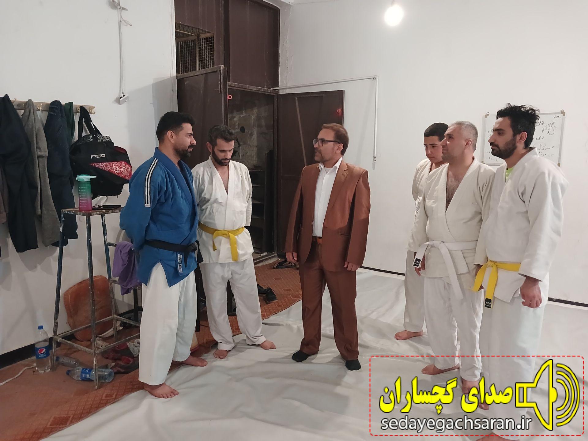 سرپرست اداره ورزش و جوانان با توجه به در پیش بودن روز جهانی نابینایان به دیدار این قشر رفت و از نزدیک مشکلات آنان را بررسی کرد. سرپرست اداره ورزش و جوانان با توجه به در پیش بودن روز جهانی نابینایان به دیدار این قشر رفت و از نزدیک مشکلات آنان را بررسی کرد.