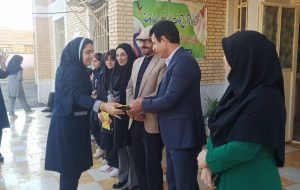 نواختن زنگ کتاب به مناسبت هفته کتاب و کتابخوانی در مدرسه فروغ دانش  گجساران