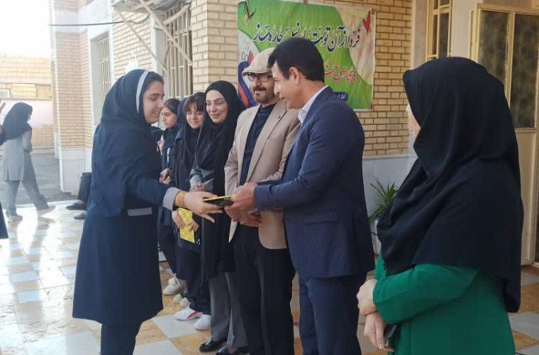 نواختن زنگ کتاب به مناسبت هفته کتاب و کتابخوانی در مدرسه فروغ دانش گجساران نواختن زنگ کتاب به مناسبت هفته کتاب و کتابخوانی در مدرسه فروغ دانش گجساران