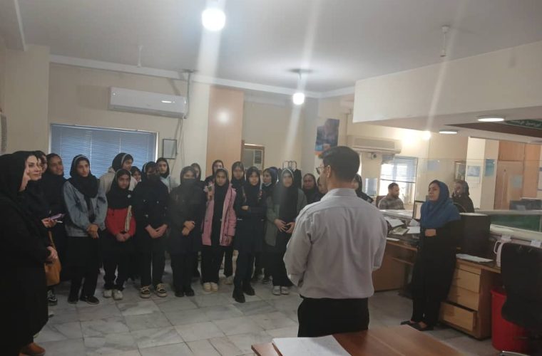 ۶۰ دانش‌آموز دو مدرسه متوسطه نمونه دولتی شهید رئیسی و تیزهوشان گچساران از اداره بیمه تامین اجتماعی بازدید داشتند.