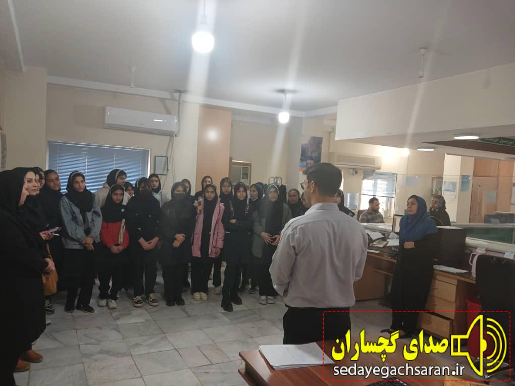 ۶۰ دانشآموز دو مدرسه متوسطه نمونه دولتی شهید رئیسی و تیزهوشان گچساران از اداره بیمه تامین اجتماعی بازدید داشتند. ۶۰ دانشآموز دو مدرسه متوسطه نمونه دولتی شهید رئیسی و تیزهوشان گچساران از اداره بیمه تامین اجتماعی بازدید داشتند.