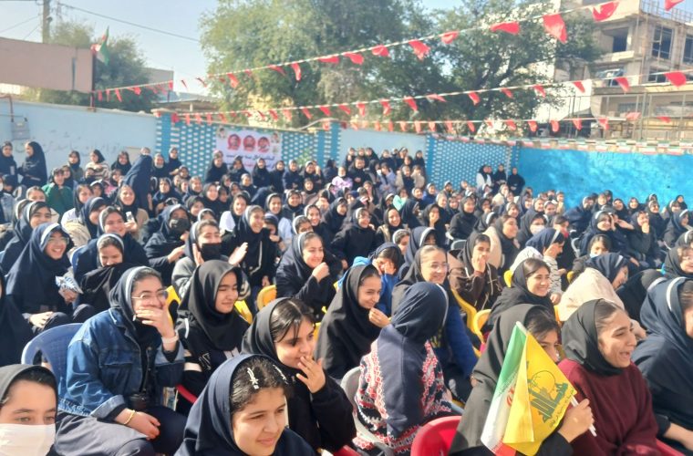 جشن بزرگ انقلاب اسلامی با حضور امامجمعه، فرماندار، جمعی از مسئولان شهرستانی و خانوادههای معظم شهدای امنیت، در فضایی سرشار از شور، نشاط و همدلی دانشآموزی در دبیرستان متوسطه اول شهید احمد کاظمی گچساران برگزار شد جشن بزرگ انقلاب اسلامی با حضور امامجمعه، فرماندار، جمعی از مسئولان شهرستانی و خانوادههای معظم شهدای امنیت، در فضایی سرشار از شور، نشاط و همدلی دانشآموزی در دبیرستان متوسطه اول شهید احمد کاظمی گچساران برگزار شد