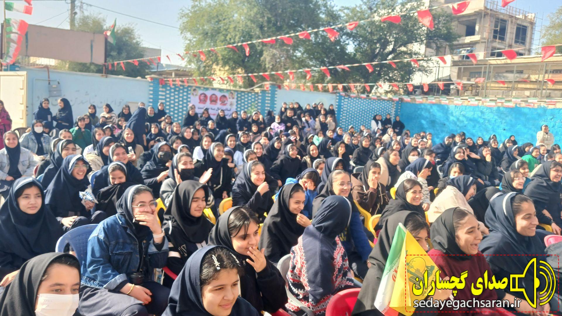 جشن بزرگ انقلاب اسلامی با حضور امام‌جمعه، فرماندار، جمعی از مسئولان شهرستانی و خانواده‌های معظم شهدای امنیت، در فضایی سرشار از شور، نشاط و همدلی دانش‌آموزی در دبیرستان متوسطه اول شهید احمد کاظمی گچساران برگزار شد